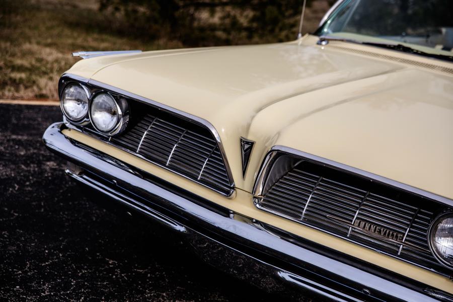 Детали экстерьера Pontiac Bonneville Convertible (2867) 1961 года  (фото 28 из 59)